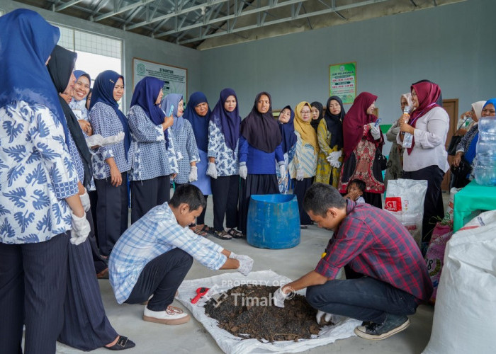 PT Timah Latih Ibu-ibu Sungailiat Olah Sampah Jadi Kompos Bernilai Ekonomis