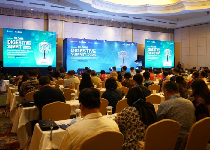 Operasi Batu Empedu Robotik Pertama dengan Da Vinci Xi Disiarkan Langsung di Siloam Digestive Summit 2025