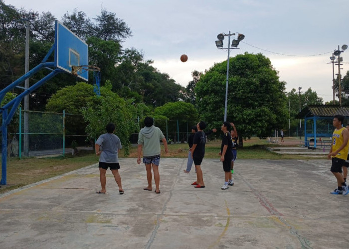 Optimalkan Aset untuk Dukung Olahraga Masyarakat, Puluhan Remaja Antusias Berlatih Basket di Lapangan PT Timah