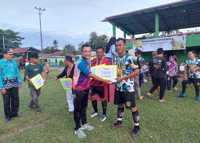 Peringati HUT PGRI ke-77, Laga Final Turnamen Sepakbola Dimenangkan Tim 6