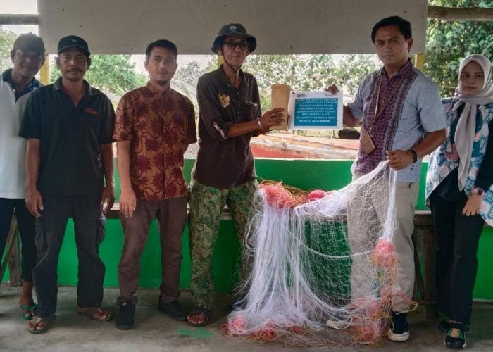 Tingkatkan Hasil Tangkapan Nelayan Udang, PT Timah Serahkan Bantuan untuk Kelompok Batu Tuan