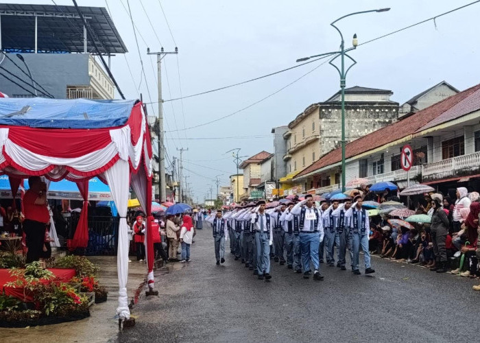 Kendati Hujan Dua Hari Berturut, Peserta Baris Indah Tetap Bersemangat 