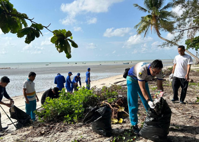 Volounteer PLN UPK Babel Bersama Masyarakat Bersihkan Sampah di Pantai Karang Emas Air Anyir