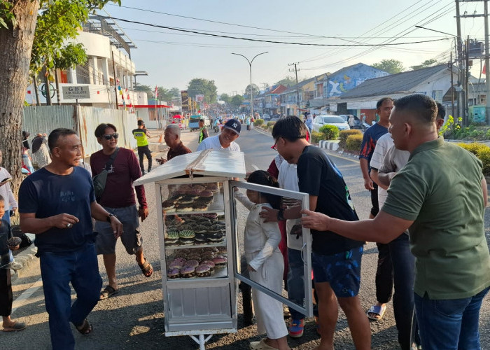 Berkah Pawai Karnaval, Donat Pedagang Triarsih Diborong Langsung Bupati Fery Insani   