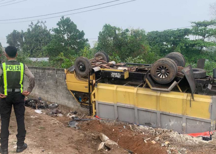 Kecelakaan Truk Vs Motor di Belitung, Pelajar Kritis Dilarikan ke RSUD