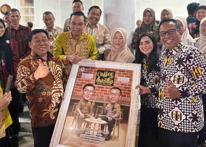 Malam Ramah Tamah Serah Terima Jabatan Wako Pangkalpinang, Kapolresta Beri Cendera Mata Karikatur untuk Unu