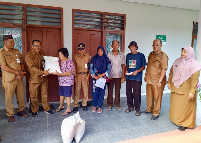 Pemkot Pangkalpinang Serahkan Beras Cadangan Pangan APBD 2025 Bagi 2500 KK