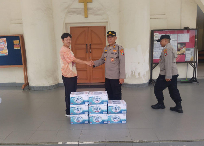Kapolsek Taman Sari Bagikan Air Mineral ke Dua Gereja Jelang Jumat Agung dan Paskah