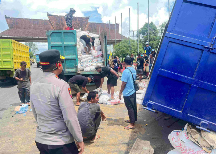 Mengerikan! Truk Terobos Lampu Merah Adox Pangkalpinang, Tabrak Motor, 3 Orang Tewas Termasuk Balita