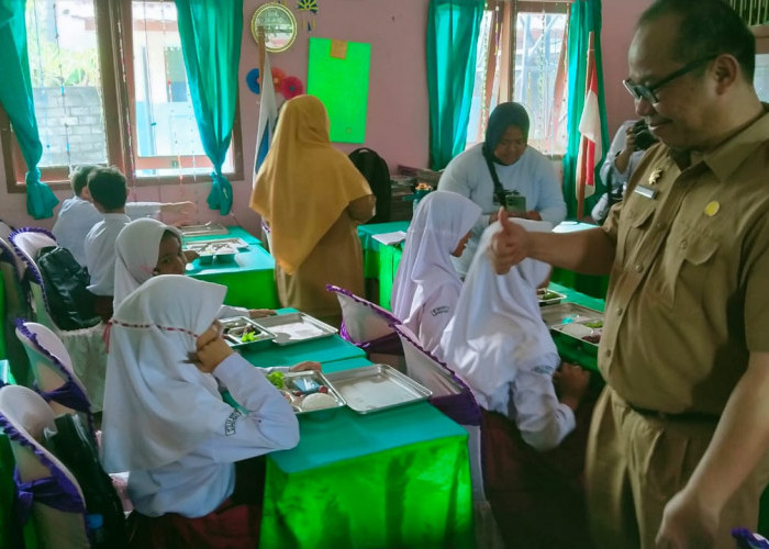 MBG Sentuh Siswa SDN 13 Parit Pekir   