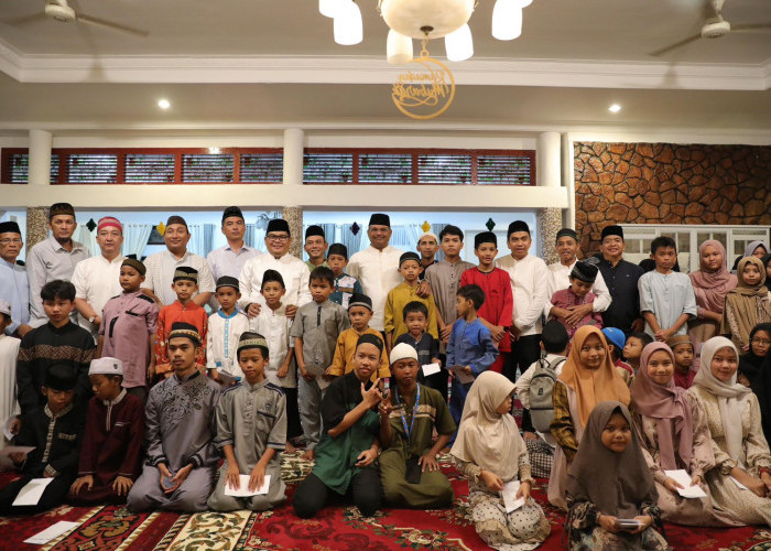 Safari Ramadan, Pj Gubernur Serahkan 1500 Al-Quran dan Santunan 50 Anak Yatim Piatu