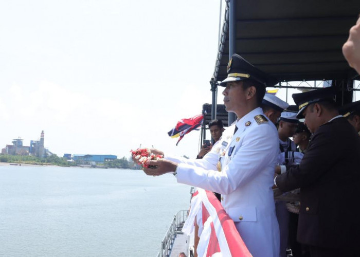 HUT ke-78 RI, Pj Gubernur Suganda Hadiri Upacara Tabur Bunga di Atas KRI Kalmanau 
