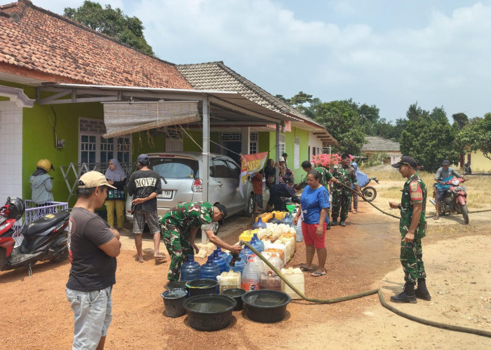 Kodim Basel Bagikan 8500 Liter Air Bersih di Dua Lokasi Ini, Kemarau Mencekik Masyarakat 