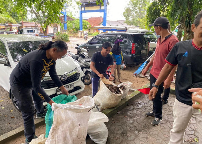 Menjelang Penilaian Adipura 2025, DKUKMindag Gotong Royong Bersihkan Pasar Terminal 