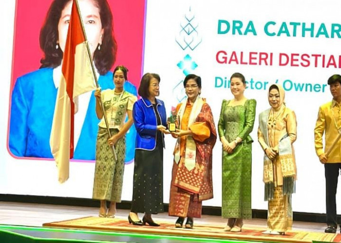 Kain Cual Bangka Belitung Mendunia, Nina Sarjulianto Owner Galeri Destiani Raih AWEN Award 2025 di Kamboja   