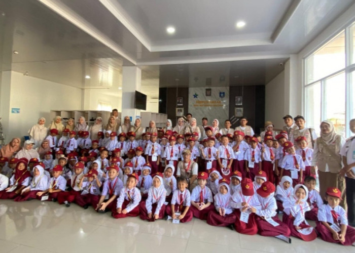 97 Siswa SDN 28 Pangkalpinang Serbu Perpustakaan Babel, Belajar Sambil Nonton di Mini Teater