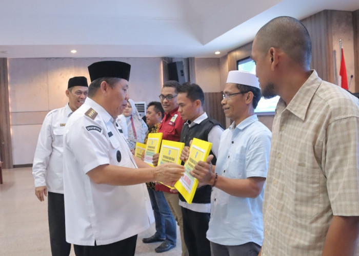 Gubernur Babel Hidayat Arsani Salurkan Dana Hibah sebagai Wujud Nyata Dukungan Pemprov Babel Kepada Masyarakat