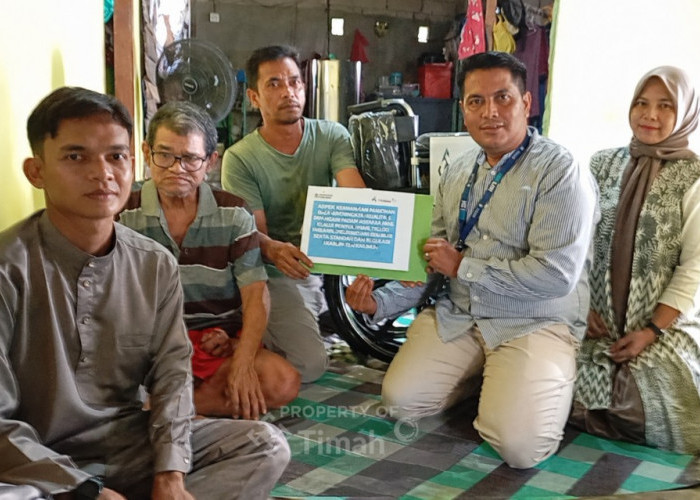 PT Timah Berikan Bantuan Kursi Roda kepada Warga Teluk Radang, Permudah Aktivitas Sehari-hari