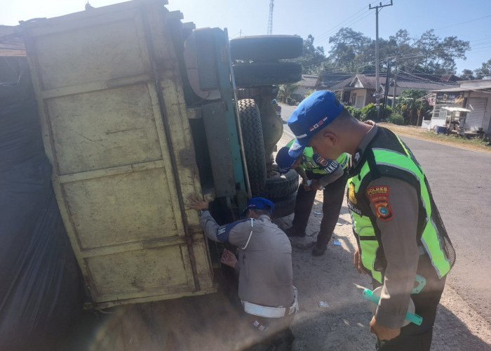 Begini Kronologi Truk Muatan Beras Gagal Menanjak, Hingga Hantam Pengendara Motor