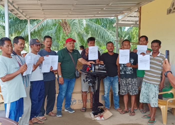 Peduli Nelayan, PT Timah Bantu 10 Unit Mesin Tempel