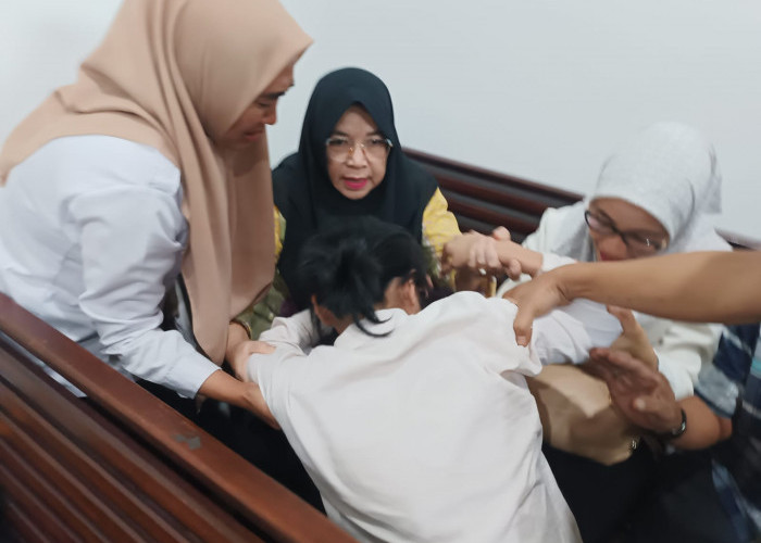 Terdakwa Trie Lius Putri Sujud Minta Maaf ke Dokter Della dan Keluarga