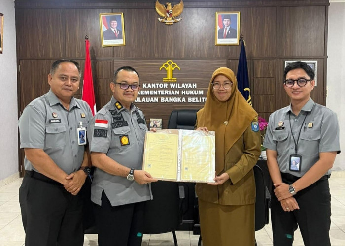 Kanwil Kemenkum Babel Serahkan Sertifikat Hak Cipta Lagu dan Buku