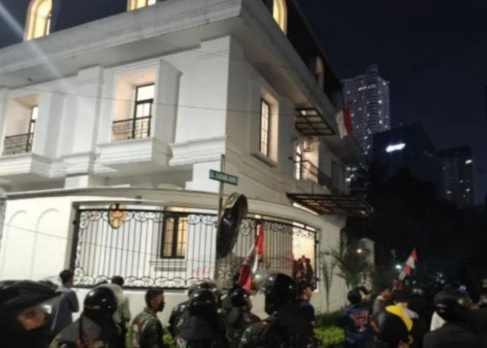Polisi dan TNI berjaga di rumah Eko Patrio