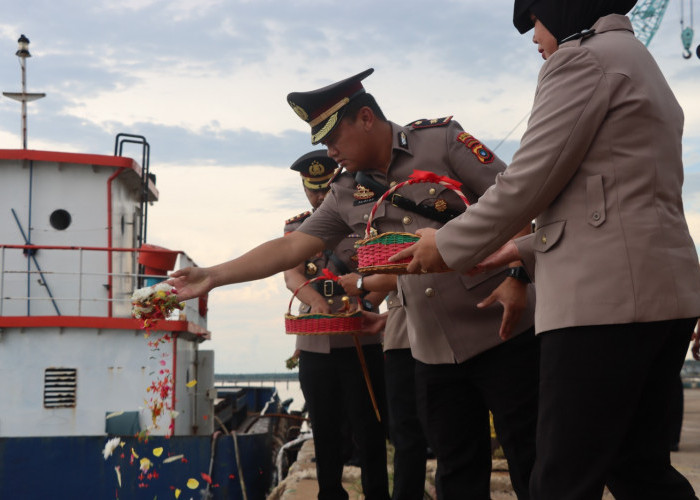 Kapolres Bangka Barat Pimpin Upacara Tabur Bunga HUT Bhayangkara ke-79