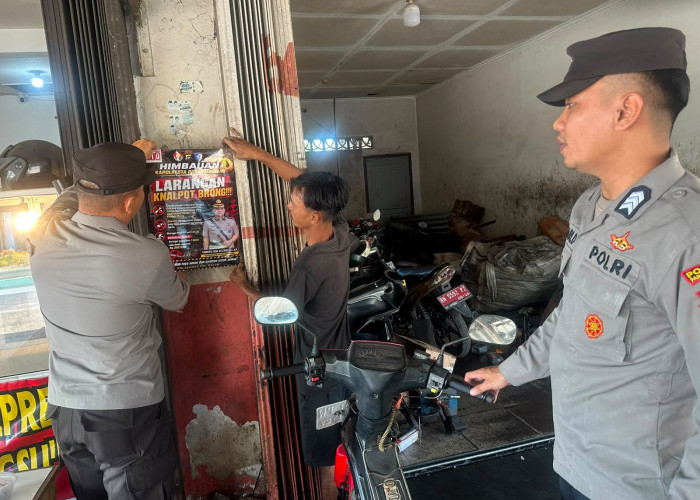 Polsekwas Pelabuhan Pangkalbalam Tempel Stiker Larangan Knalpot Brong di Bengkel