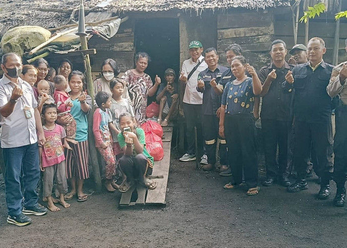 Peduli Suku Adat di Desa Perayun, PT Timah Serahkan Paket Sembako   