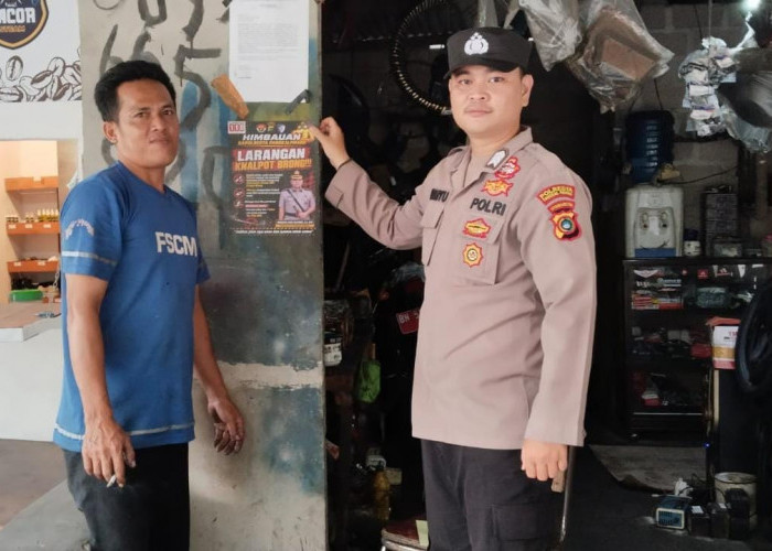 Instruksi Kapolda Babel Ditindaklanjuti, Polsek Pangkalan Baru Pasang Stiker Larangan Knalpot Brong di Bengkel