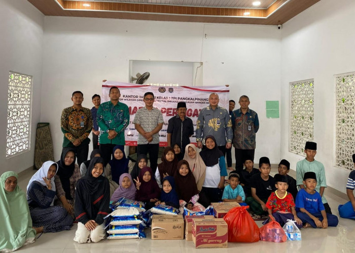 Kantor Imigrasi Pangkalpinang Berbagi Kebahagiaan Bersama anak-anak Panti Asuhan dan Masyarakat Desa Beluluk