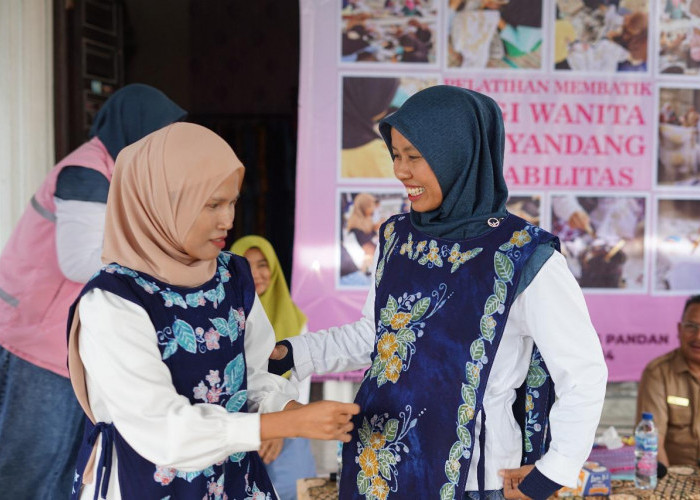 Hari Batik Nasional, Srikandi PLN Dukung Pemberdayaan Perempuan Disabilitas Melalui Pelatihan Membatik