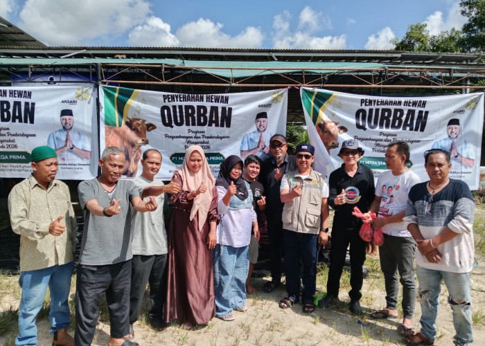 Arsari Tambang Groups dan Insan Pers Berbagi 300 Paket Daging Kurban 
