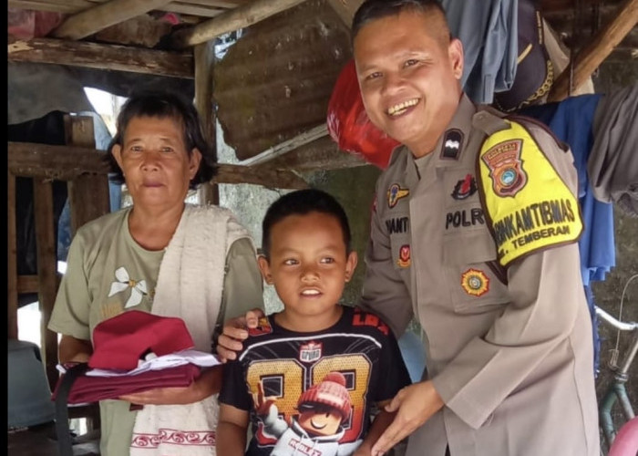 Aksi Humanis Bhabinkamtibmas Polsek Bukit Intan, Bantu Seragam Sekolah Bocah Kurang Mampu