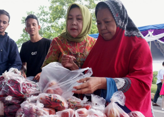 Jumat Berkah, Sekda Radmida Traktir Belanjaan di Pasar Murah