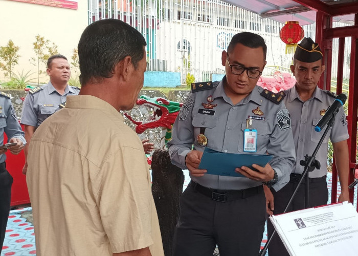 Bentuk Penghargaan, Plt Kalapas Pangkalpinang Serahkan Remisi Hari Raya Imlek