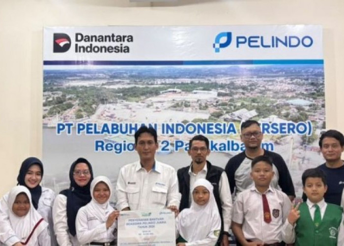 Pelindo Pangkalbalam Serahkan Beasiswa Maknai HUT Ke-81 RI