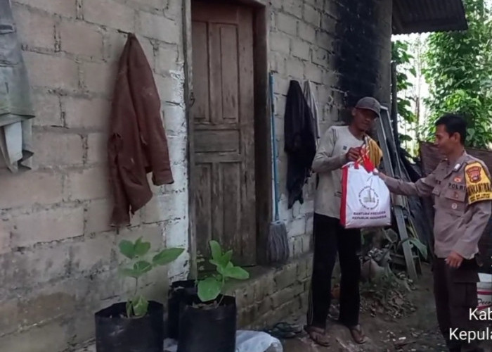 Polsek Muntok Bantu Salurkan Paket Bahan Pokok dari Presiden