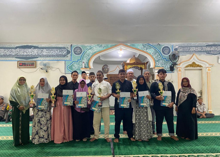 Pemuda Masjid Nurul Iman bagikan hadiah Pawai Obor