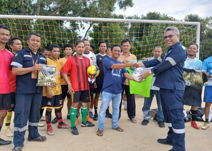 Jalin Silahturahmi Melalui Olahraga, PT Timah Serahkan Bantuan Sarana Olahraga Kepada Tim Sepakbola ASPAJA 