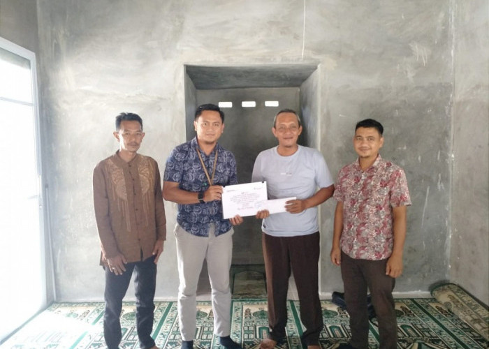 Percepat Pembangunan Mushola di SD Negeri 011 Tebing, PT Timah Tbk Serahkan Bantuan   