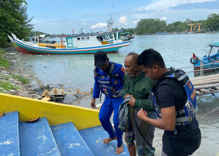 Satpolairud Evakuasi Nelayan yang Sakit di Laut
