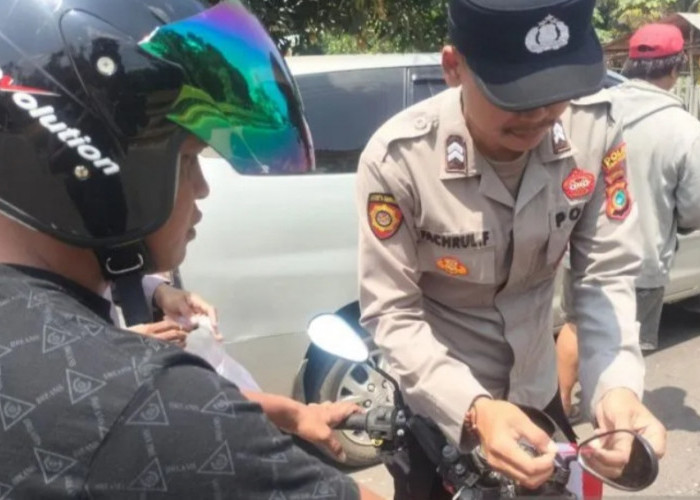 Polres Bangka Barat Bagikan Ratusan Bendera Semarakkan HUT RI