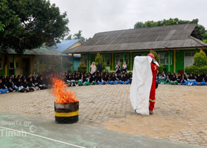PT Timah Memberikan Pendidikan Keselamatan Kebakaran dan Simulasi Tanggap Darurat bagi Siswa di Sekolah 