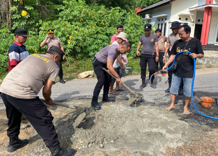 Kapolres Bangka Barat Ngaduk Semen Demi Tambal Jalan