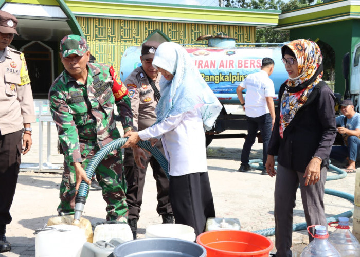 Polresta Pangkalpinang Salurkan Bantuan Air Bersih dan Sembako ke Warga Gabek Satu