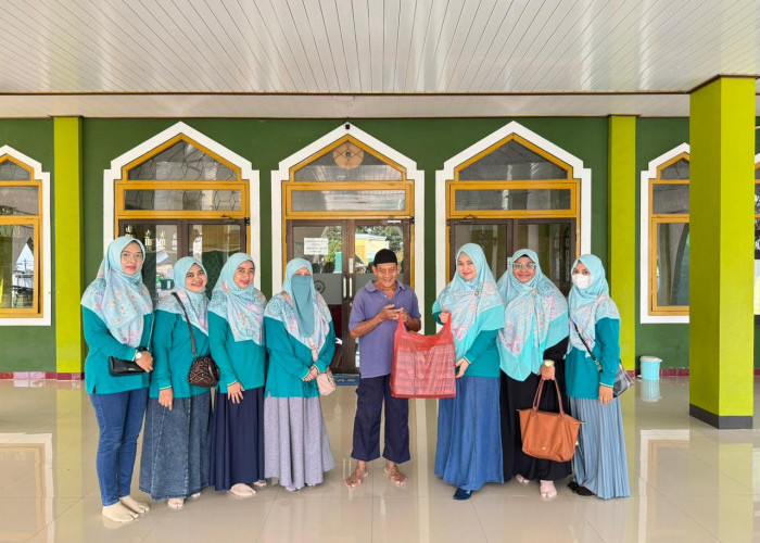 Tebar Kepedulian di Bulan Suci, PIKK PLN Babel Salurkan Takjil di Lima Lokasi