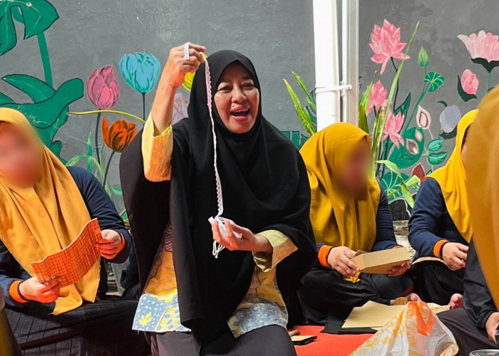 Srikandi PLN Babel dan Lapas Perempuan Pangkalpinang Gelar Pelatihan Lidi Nipah untuk Warga Binaan