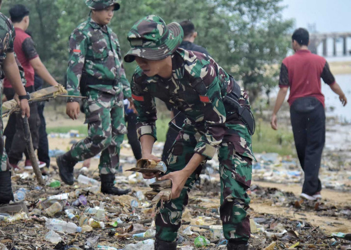 250 Personel Kodim 0431/Bangka Barat Bersih Sampah di Aliran Sungai